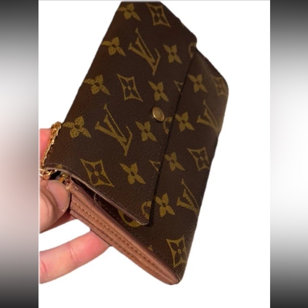 LOUIS VUITTON
Pre-Loved Brown Monogram Wallet - Picture 4 of 10